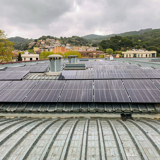 ¡Ya tenemos placas solares en la fábrica: energía autoproducida 100% renovable!